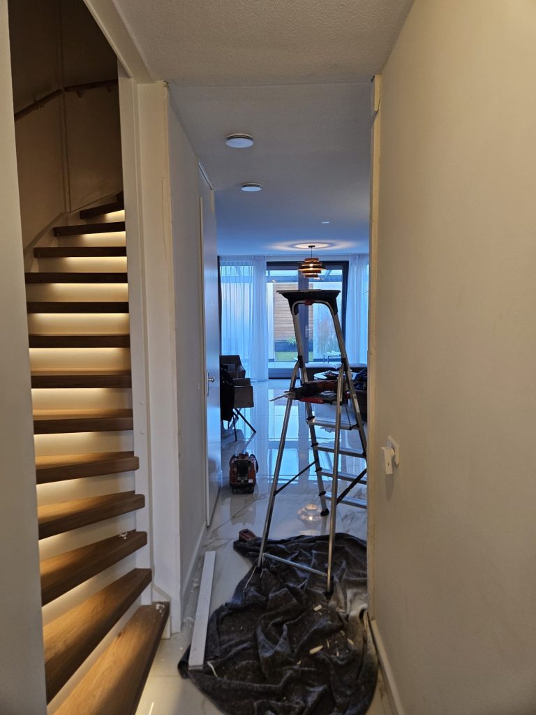 Hal met trap, ladder en gereedschap