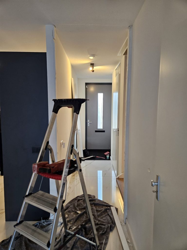 Trap in hal bij schilderwerk