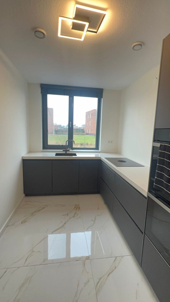 Moderne keuken met marmeren vloer en verlichtingsarmatuur