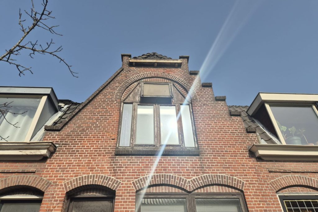 Traditioneel bakstenen huis met trapgevel en venster
