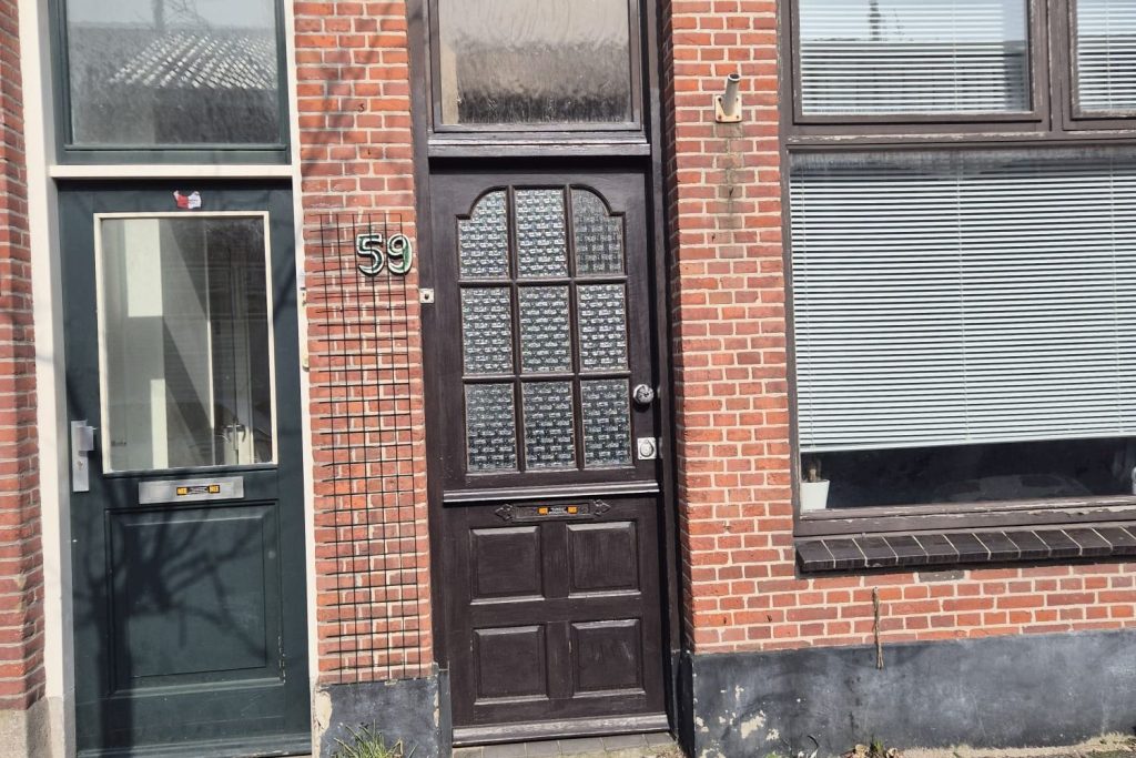 Bruine voordeur met huisnummer 59