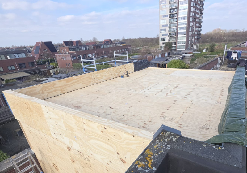 Dakconstructie met hout in stedelijke omgeving.