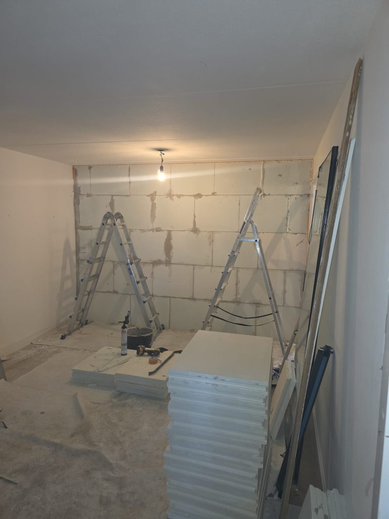 Kamer in verbouwing met ladders en gipsplaten